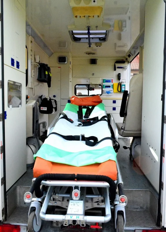 ambulance-1666012_1280 (1)